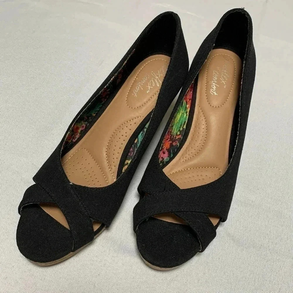 Dex flex Comfort Women’s Shoes. Size 8. Never worn.